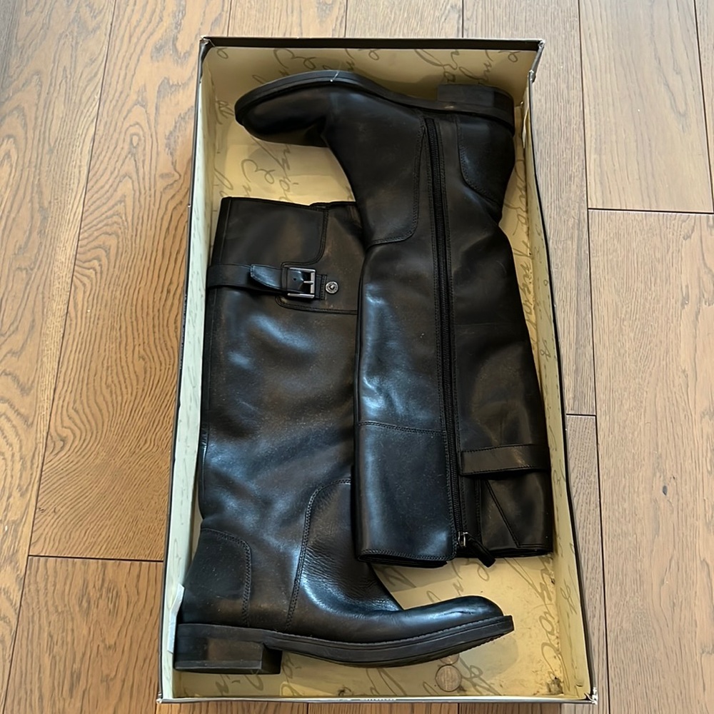 Below the knee Black boots with slight heel